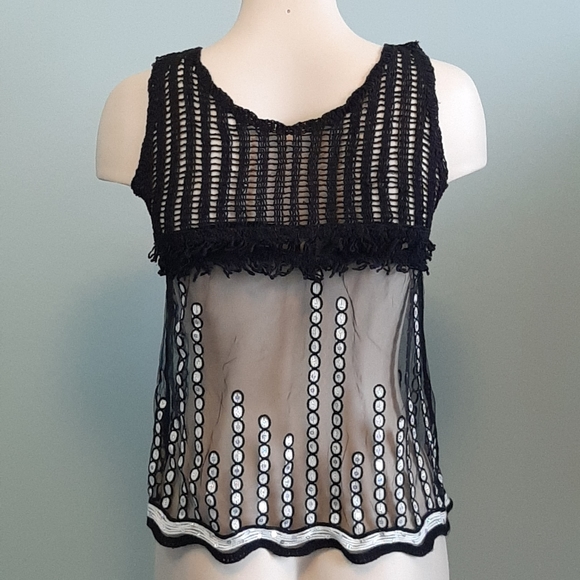 🅱️🅾️G🅾️ Sheer sequins crochet black top - Picture 2 of 7